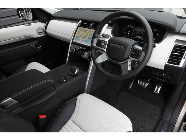 ディスカバリー ダイナミック　ＳＥ　Ｄ３５０　ＭＨＥＶ　ＭＣ後３５０馬力　コールドクライメート＆コンフォートＰ　パノラマＳＲ　白×黒革　電動３ｒｄシート　ＨＵＤ　２１ＡＷ　登録済未使用車（10枚目）