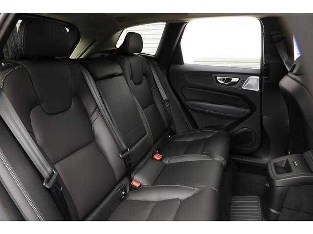 ＸＣ６０ リチャージ　ＰＨＶ　Ｔ６　ＡＷＤ　インスクリプション　パノラマＳＲ　Ｂｏｗｅｒｓ＆Ｗｉｌｋｉｎｓサウンド　黒革　ベンチレーション　クリスタルシフトノブ　ＨＵＤ　３６０°カメラ　ボディ／シルバードーン　２０ＡＷ　走行１０６００ｋｍ　車検Ｒ９．６　１オーナー（30枚目）