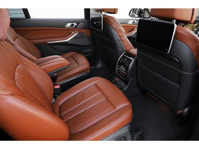 X7 xDrive 40d ピュアデザインエクセレンス リアエンタメ スカイラウンジSR エグゼクティブドライブプロ 6人乗り タルトゥーフォレザー 全列ヒーター ベンチレーション レーザーライト クラフテッドクリスタル 22AW 車検R8.7 1オーナー(36枚目)
