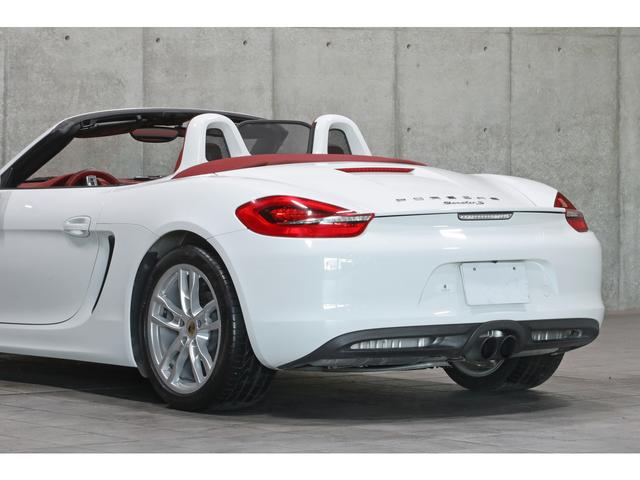 ボクスター ボクスター 左ハンドル レザーインテリア/カレラレッド レッドソフトトップ スポーツデザインステアリング ボディ同色ロールオーバーバー ウインドディフレクター バックカメラ 19インチAW 走行36300km(27枚目)