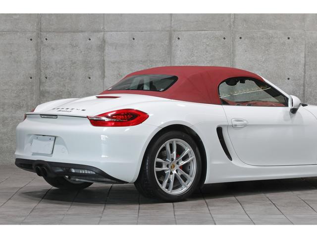 ボクスター ボクスター 左ハンドル レザーインテリア/カレラレッド レッドソフトトップ スポーツデザインステアリング ボディ同色ロールオーバーバー ウインドディフレクター バックカメラ 19インチAW 走行36300km(30枚目)