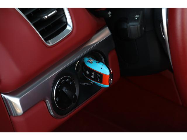 ボクスター ボクスター 左ハンドル レザーインテリア/カレラレッド レッドソフトトップ スポーツデザインステアリング ボディ同色ロールオーバーバー ウインドディフレクター バックカメラ 19インチAW 走行36300km(37枚目)