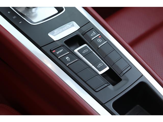 ボクスター ボクスター 左ハンドル レザーインテリア/カレラレッド レッドソフトトップ スポーツデザインステアリング ボディ同色ロールオーバーバー ウインドディフレクター バックカメラ 19インチAW 走行36300km(41枚目)