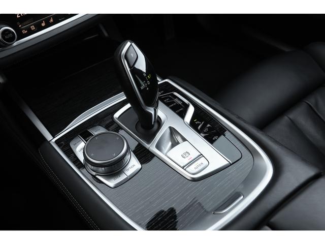 ７シリーズ ７４０ｉ　Ｍスポーツ　電動ガラスサンルーフ　ブラックナッパレザーシート　前後席シートヒーター　前席シートベンチレーション　ｈａｒｍａｎ／ｋａｒｄｏｎ　ＢＭＷレーザーライト　ＨＵＤ　３Ｄビュー　２０ＡＷ　走行２８８００ｋｍ（37枚目）