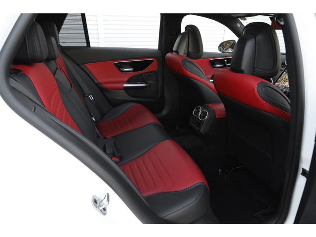 後部座席も十分な空間があり、複数人のドライブも申し分ない室内空間です。