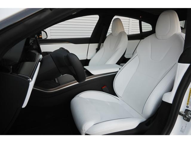 愛車をいつまでも綺麗に維持したいというお客様にもご満足いただけるよう、様々なボディコーティングメニューを揃えております。ボディラッピングやプロテクションフィルムの施工も受け付けております。