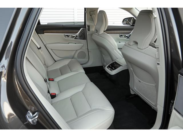 Ｖ９０ Ｂ６　ＡＷＤ　インスクリプション　パノラマＳＲ　Ｂｏｗｅｒｓ＆Ｗｉｌｋｉｎｓサウンド　ブロンドレザー　前後席シートヒーター　シートクーラー　ピッチドオークウッドパネル　外装／プラチナグレーＭ　ナビ　３６０°カメラ　専用１９インチＡＷ（13枚目）