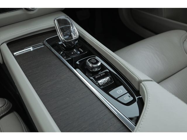 Ｖ９０ Ｂ６　ＡＷＤ　インスクリプション　パノラマＳＲ　Ｂｏｗｅｒｓ＆Ｗｉｌｋｉｎｓサウンド　ブロンドレザー　前後席シートヒーター　シートクーラー　ピッチドオークウッドパネル　外装／プラチナグレーＭ　ナビ　３６０°カメラ　専用１９インチＡＷ（28枚目）