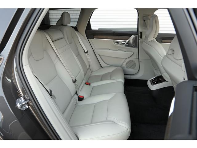 Ｖ９０ Ｂ６　ＡＷＤ　インスクリプション　パノラマＳＲ　Ｂｏｗｅｒｓ＆Ｗｉｌｋｉｎｓサウンド　ブロンドレザー　前後席シートヒーター　シートクーラー　ピッチドオークウッドパネル　外装／プラチナグレーＭ　ナビ　３６０°カメラ　専用１９インチＡＷ（30枚目）