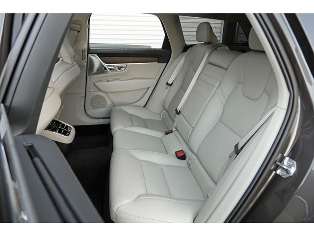 Ｖ９０ Ｂ６　ＡＷＤ　インスクリプション　パノラマＳＲ　Ｂｏｗｅｒｓ＆Ｗｉｌｋｉｎｓサウンド　ブロンドレザー　前後席シートヒーター　シートクーラー　ピッチドオークウッドパネル　外装／プラチナグレーＭ　ナビ　３６０°カメラ　専用１９インチＡＷ（31枚目）