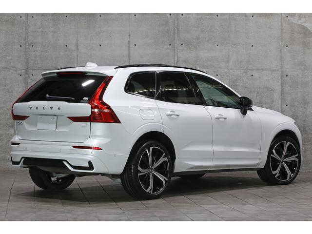 ＸＣ６０ リチャージアルティメトＴ６ＡＷＤプラグインハイブリド　パノラマサンルーフ　ブロンド革　２１インチＡＷ　２０２３年モデル　１オーナー　外装色クリスタルホワイト　シートヒーター　ウッドパネル　Ｇｏｏｇｌｅナビ　３６０°カメラ　新車保証Ｒ９年１２月（2枚目）