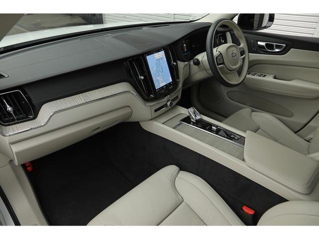 ＸＣ６０ リチャージアルティメトＴ６ＡＷＤプラグインハイブリド　パノラマサンルーフ　ブロンド革　２１インチＡＷ　２０２３年モデル　１オーナー　外装色クリスタルホワイト　シートヒーター　ウッドパネル　Ｇｏｏｇｌｅナビ　３６０°カメラ　新車保証Ｒ９年１２月（3枚目）