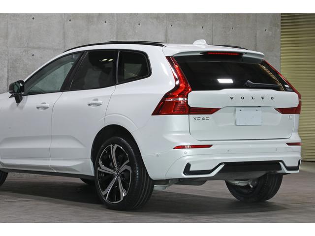 ＸＣ６０ リチャージアルティメトＴ６ＡＷＤプラグインハイブリド　パノラマサンルーフ　ブロンド革　２１インチＡＷ　２０２３年モデル　１オーナー　外装色クリスタルホワイト　シートヒーター　ウッドパネル　Ｇｏｏｇｌｅナビ　３６０°カメラ　新車保証Ｒ９年１２月（17枚目）