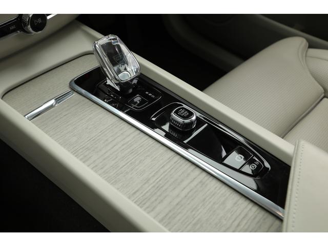 ＸＣ６０ リチャージアルティメトＴ６ＡＷＤプラグインハイブリド　パノラマサンルーフ　ブロンド革　２１インチＡＷ　２０２３年モデル　１オーナー　外装色クリスタルホワイト　シートヒーター　ウッドパネル　Ｇｏｏｇｌｅナビ　３６０°カメラ　新車保証Ｒ９年１２月（29枚目）