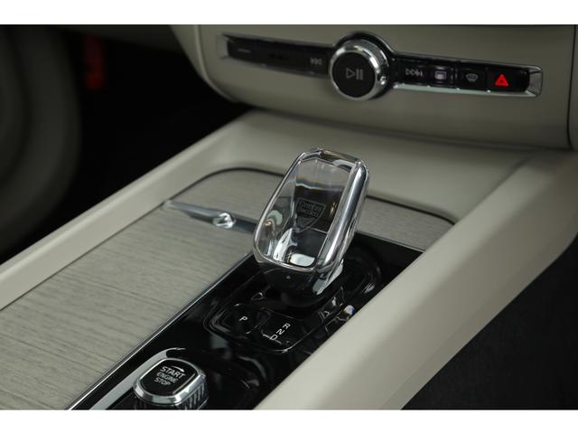 ＸＣ６０ リチャージアルティメトＴ６ＡＷＤプラグインハイブリド　パノラマサンルーフ　ブロンド革　２１インチＡＷ　２０２３年モデル　１オーナー　外装色クリスタルホワイト　シートヒーター　ウッドパネル　Ｇｏｏｇｌｅナビ　３６０°カメラ　新車保証Ｒ９年１２月（30枚目）