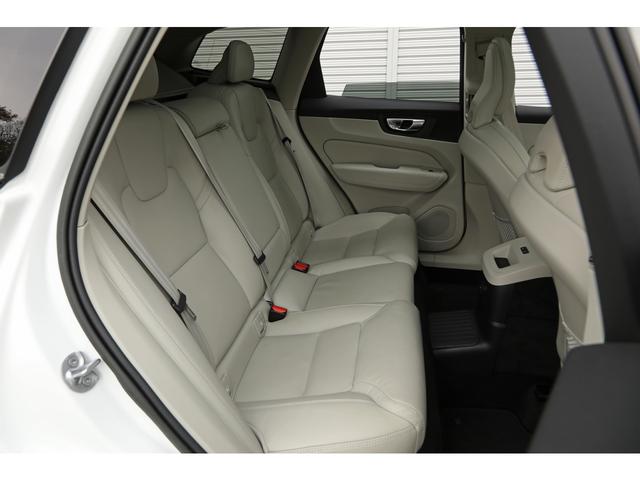 ＸＣ６０ リチャージアルティメトＴ６ＡＷＤプラグインハイブリド　パノラマサンルーフ　ブロンド革　２１インチＡＷ　２０２３年モデル　１オーナー　外装色クリスタルホワイト　シートヒーター　ウッドパネル　Ｇｏｏｇｌｅナビ　３６０°カメラ　新車保証Ｒ９年１２月（31枚目）