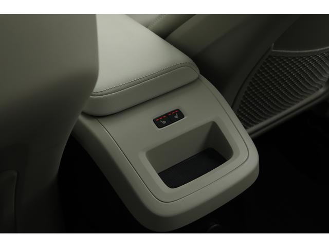 ＸＣ６０ リチャージアルティメトＴ６ＡＷＤプラグインハイブリド　パノラマサンルーフ　ブロンド革　２１インチＡＷ　２０２３年モデル　１オーナー　外装色クリスタルホワイト　シートヒーター　ウッドパネル　Ｇｏｏｇｌｅナビ　３６０°カメラ　新車保証Ｒ９年１２月（33枚目）