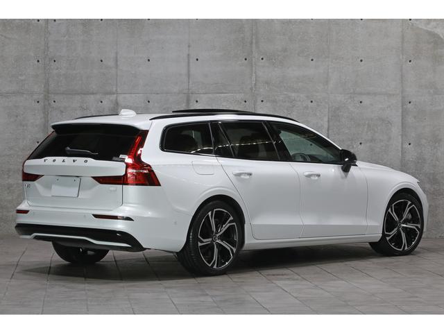 Ｖ６０ リチャジアルティメットＴ６ＡＷＤプラグインハイブリド　２０２３年モデル　パノラマＳＲ　ブロンド革　シートクーラー／ヒーター　ｈａｒｍａｎ／ｋａｒｄｏｎ　クリスタルシフトノブ　ＨＵＤ　ｇｏｏｇｌｅナビ　３６０°カメラ　ＡＣＣ　新車保証Ｒ９／１２　車検整備付（2枚目）