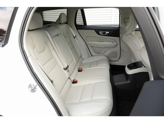 Ｖ６０ リチャジアルティメットＴ６ＡＷＤプラグインハイブリド　２０２３年モデル　パノラマＳＲ　ブロンド革　シートクーラー／ヒーター　ｈａｒｍａｎ／ｋａｒｄｏｎ　クリスタルシフトノブ　ＨＵＤ　ｇｏｏｇｌｅナビ　３６０°カメラ　ＡＣＣ　新車保証Ｒ９／１２　車検整備付（32枚目）