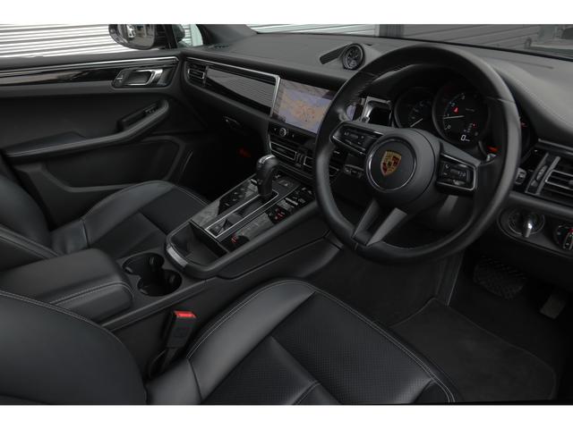 マカン マカン　２０２２年モデル　外装色／ヴァルカノグレー　レザーＰＫＧ／ブラック　クレヨンステッチ＆シートベルト　シートヒーター　ＰＤＬＳ付ＬＥＤヘッドライト　２０ＡＷ　ナビ　サラウンドビュー　レーンキープ　ＡＣＣ（3枚目）