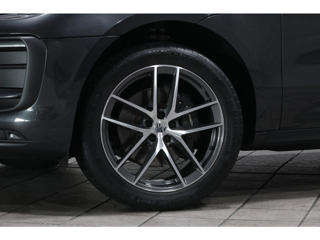 マカン マカン　２０２２年モデル　外装色／ヴァルカノグレー　レザーＰＫＧ／ブラック　クレヨンステッチ＆シートベルト　シートヒーター　ＰＤＬＳ付ＬＥＤヘッドライト　２０ＡＷ　ナビ　サラウンドビュー　レーンキープ　ＡＣＣ（10枚目）