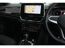 ＴＤＩ　Ｒライン　レザーシートパッケージ　ＤＣＣパッケージ　ＤｉｓｓｃｏｖｅｒＰｒｏパッケージ　電動パノラマＳＲ　ブラックレザーシート　シートヒーター　純正ナビ　バックカメラ　１９インチＡＷ　走行６４００ｋｍ　新車保証（12枚目）