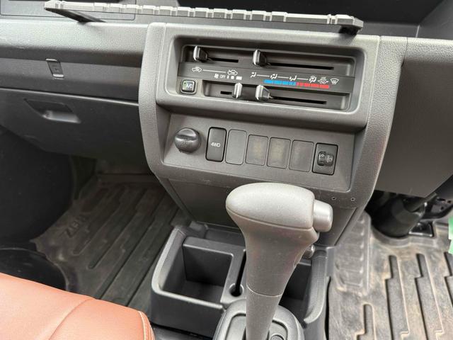 ハイゼットトラック ジャンボ　４ＷＤ　軽トラック　ＡＴ　ＴＶ　キーレスエントリー　エアコン　パワーウィンドウ　運転席エアバッグ　助手席エアバッグ（4枚目）