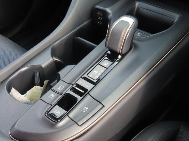 必ず使用するシフトレバー。確りと確認したいですね。