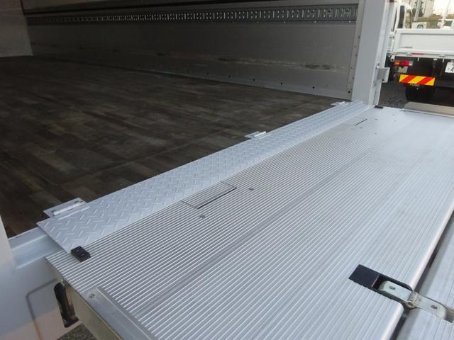 ヒノレンジャー 　アルミウイング　パブコ　極東開発工業製　床下格納パワーゲート付　６．２ｍボディ　ワイド　ベッド付　２．５ｔ積み　２１０馬力　アドブルー不要（24枚目）