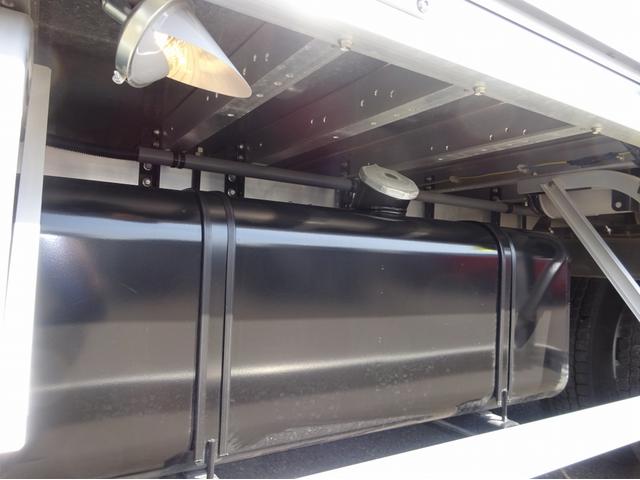 　冷凍ウイング　トランテックス製　保冷仕様　床アルミ縞板張り　菱重コールドチェーン製冷凍機　－３０℃設定　ワイド　ベッド付　２．２ｔ積み　２４０馬力(45枚目)