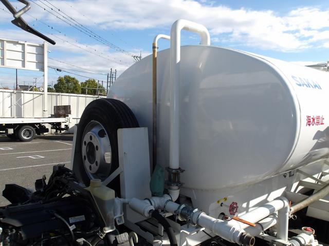 　散水車　４０００Ｌ　酒井重工業製　ＳＴ４ＭＢ－１　前方圧力散水　後方重力散水　吸水作動可　給水ホース付　ワイド　セミロング　１７５馬力(34枚目)