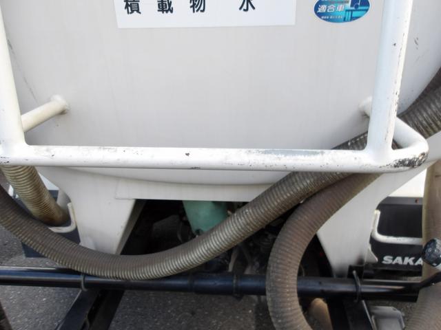 　散水車　４０００Ｌ　酒井重工業製　ＳＴ４ＭＢ－１　前方圧力散水　後方重力散水　吸水作動可　給水ホース付　ワイド　セミロング　１７５馬力(68枚目)