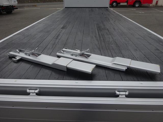 ファイター 　アルミブロック平ボディ　３６５０ｋｇ積載　パブコ製　３方開あおり　床板張り　ワイド幅　ベッド付　ボディ長６．２ｍ　２４０馬力（28枚目）