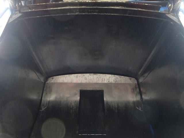 エルフトラック 　プレス式パッカー車　塵芥車　新明和工業　容積：４．６ｍ３　２６５０ｋｇ積載　連続積込作動（単独切替可）　汚水タンク　標準　１０尺ボディ（16枚目）