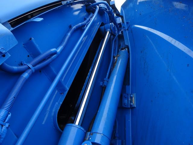 エルフトラック 　プレス式パッカー車　塵芥車　新明和工業　容積：４．６ｍ３　２６５０ｋｇ積載　連続積込作動（単独切替可）　汚水タンク　標準　１０尺ボディ（32枚目）