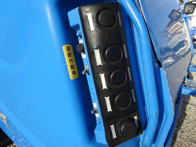 エルフトラック 　プレス式パッカー車　塵芥車　新明和工業　容積：４．６ｍ３　２６５０ｋｇ積載　連続積込作動（単独切替可）　汚水タンク　標準　１０尺ボディ（36枚目）