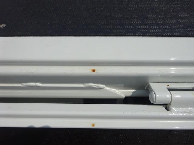 デュトロ Ｗキャブ　Ｗキャブ　平ボディ　垂直式パワーゲート付　新明和工業製　２トン積載　全低床　標準幅　１０尺　４ナンバー　木製あおり２方開　床板張り　アドブルー不要（71枚目）