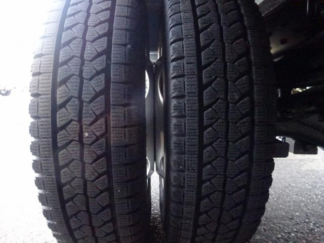 ダイナトラック 　平ボディ　４ＷＤ　寒冷地仕様　２トン積載　セミワイド　ロング　４．３７ｍボディ　全低床　木製あおり３方開　床板張り　ＭＴ　アドブルー不要（46枚目）