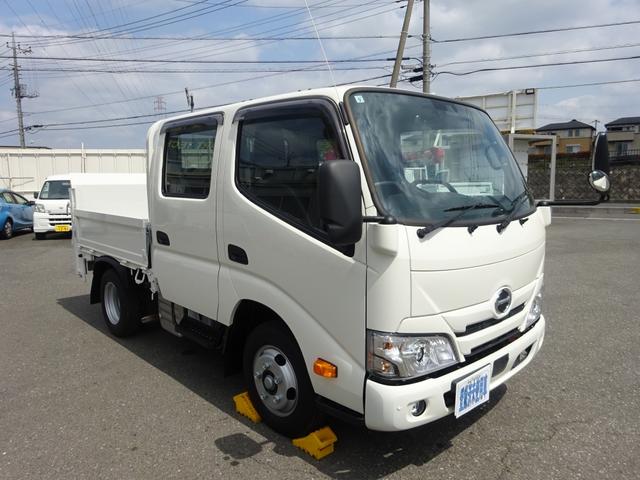 デュトロ Ｗキャブ　平ボディ　Ｗキャブ　新明和工業製垂直パワーゲート付　６人乗り　２トン積載　全低床　標準幅　１０尺　４ナンバー　木製あおり２方開　アドブルー不要（2枚目）