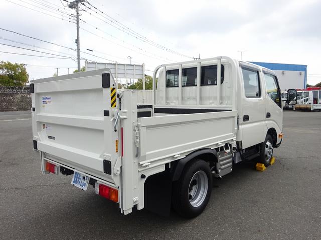 デュトロ Ｗキャブ　平ボディ　Ｗキャブ　新明和工業製垂直パワーゲート付　６人乗り　２トン積載　全低床　標準幅　１０尺　４ナンバー　木製あおり２方開　アドブルー不要（3枚目）