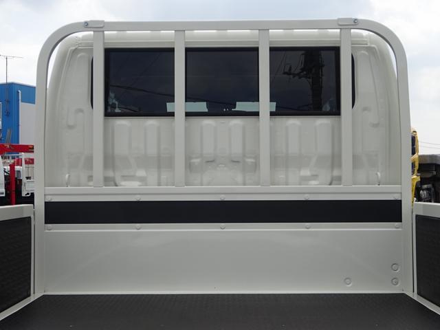 デュトロ Ｗキャブ　平ボディ　Ｗキャブ　新明和工業製垂直パワーゲート付　６人乗り　２トン積載　全低床　標準幅　１０尺　４ナンバー　木製あおり２方開　アドブルー不要（13枚目）