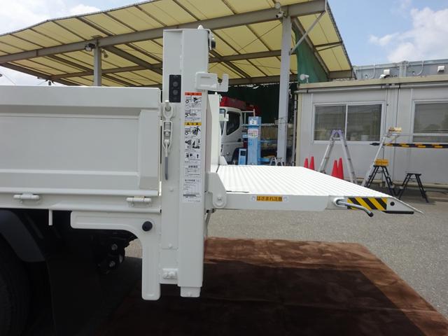 デュトロ Ｗキャブ　平ボディ　Ｗキャブ　新明和工業製垂直パワーゲート付　６人乗り　２トン積載　全低床　標準幅　１０尺　４ナンバー　木製あおり２方開　アドブルー不要（18枚目）
