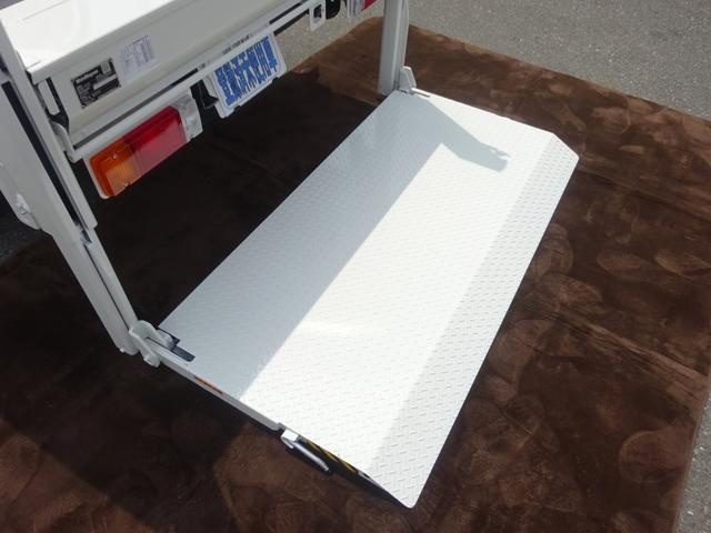デュトロ Ｗキャブ　平ボディ　Ｗキャブ　新明和工業製垂直パワーゲート付　６人乗り　２トン積載　全低床　標準幅　１０尺　４ナンバー　木製あおり２方開　アドブルー不要（20枚目）