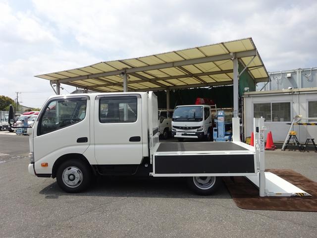 デュトロ Ｗキャブ　平ボディ　Ｗキャブ　新明和工業製垂直パワーゲート付　６人乗り　２トン積載　全低床　標準幅　１０尺　４ナンバー　木製あおり２方開　アドブルー不要（27枚目）