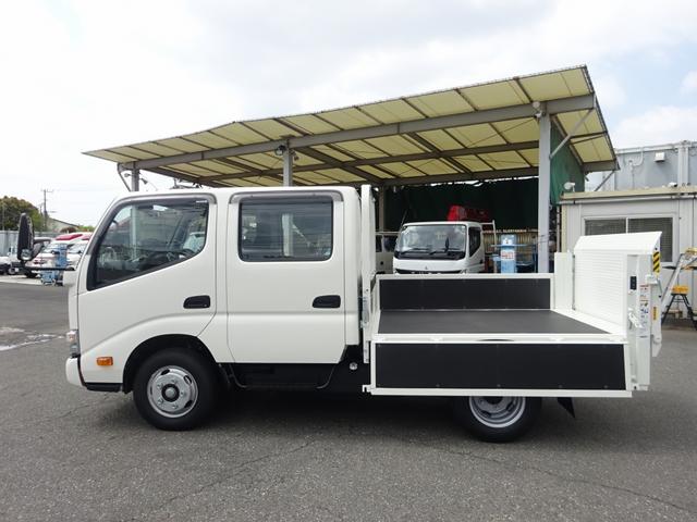 デュトロ Ｗキャブ　平ボディ　Ｗキャブ　新明和工業製垂直パワーゲート付　６人乗り　２トン積載　全低床　標準幅　１０尺　４ナンバー　木製あおり２方開　アドブルー不要（66枚目）