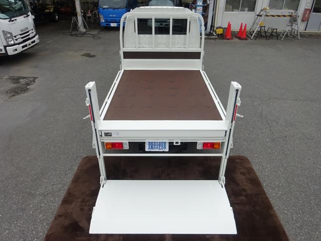デュトロ Ｗキャブ　Ｗキャブ平ボディ　４ＷＤ　新明和工業製垂直パワーゲート付　　２トン積載　標準幅　セミロング　高床　床板張り　アドブルー不要　１５０馬力（22枚目）