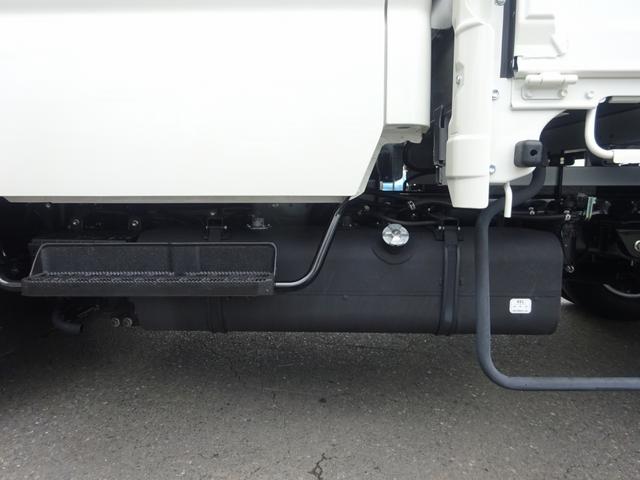デュトロ Ｗキャブ　Ｗキャブ平ボディ　４ＷＤ　新明和工業製垂直パワーゲート付　　２トン積載　標準幅　セミロング　高床　床板張り　アドブルー不要　１５０馬力（33枚目）