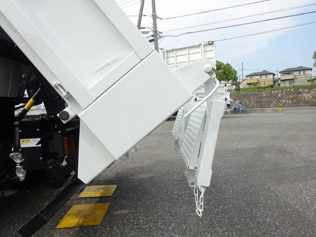 キャンター 　ローダーダンプ　新明和工業製　３ｔ積載　標準幅　１０尺　４ナンバー　３方開あおり　道板兼用テールゲート　ローダーラジコン付　１５０馬力（18枚目）