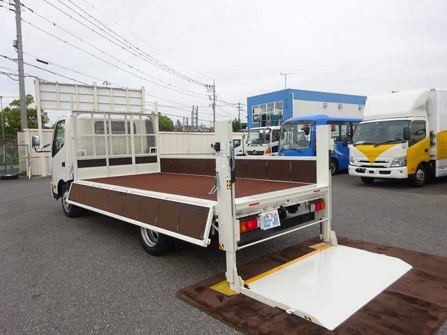 ダイナトラック 　平ボディ　垂直パワーゲート付　２トン積載　ワイド幅（セミワイド）　ロング　全低床　４．３ｍボディ　木製あおり２方開　床板張り　６速ＭＴ　アドブルー不要（27枚目）