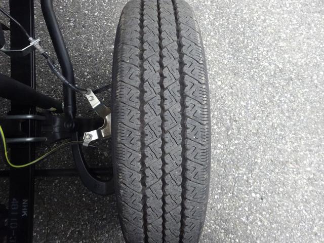 ダイナトラック 　平ボディ　垂直パワーゲート付　２トン積載　ワイド幅（セミワイド）　ロング　全低床　４．３ｍボディ　木製あおり２方開　床板張り　６速ＭＴ　アドブルー不要（66枚目）